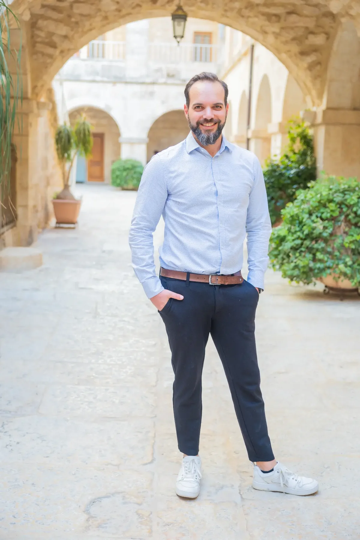 Emmanuel Fleckenstein, Gründer von SPOTSTONE, im mediterranen Innenhof