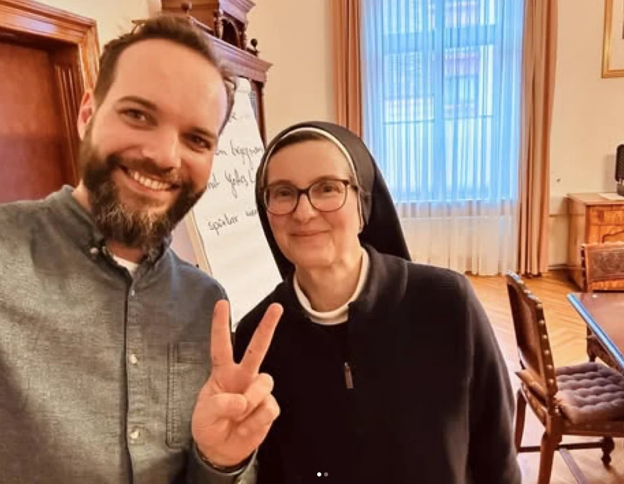 Emmanuel Fleckenstein und eine Franziskanerin beim Why Statement Workshop in Wien
