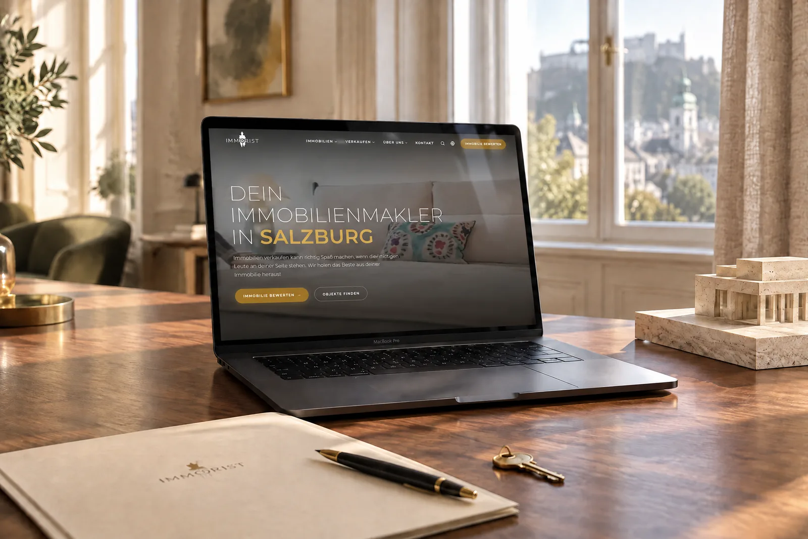 IMMORIST Website auf einem MacBook in einem hochwertigen Salzburger Wohnumfeld